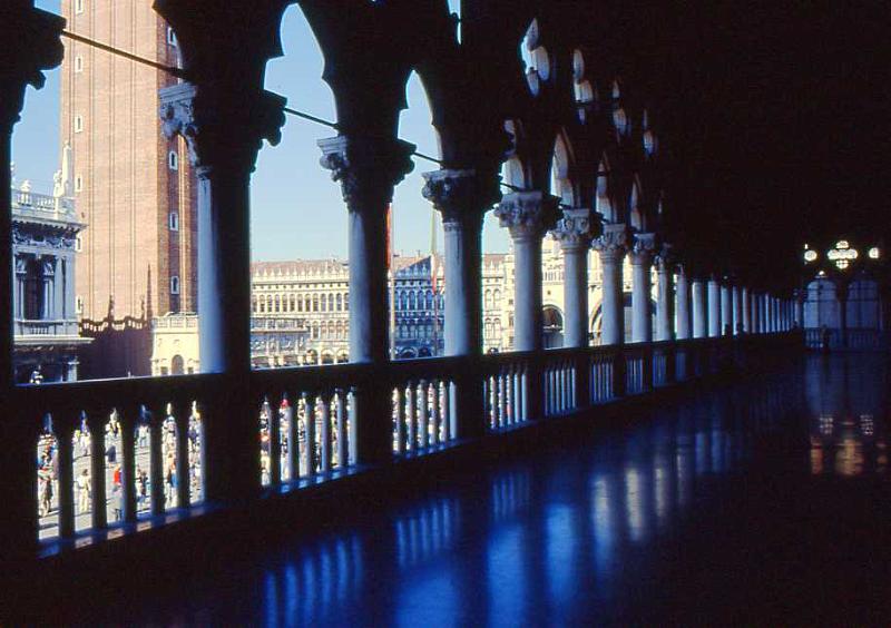 18-Il porticato di Palazzo ducale,26 marzo 1989.jpg